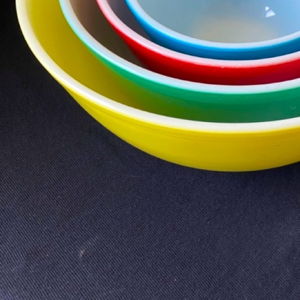 Vintage Pyrex Primary Colours Mixing/Nesting Bowl Set (401-404)